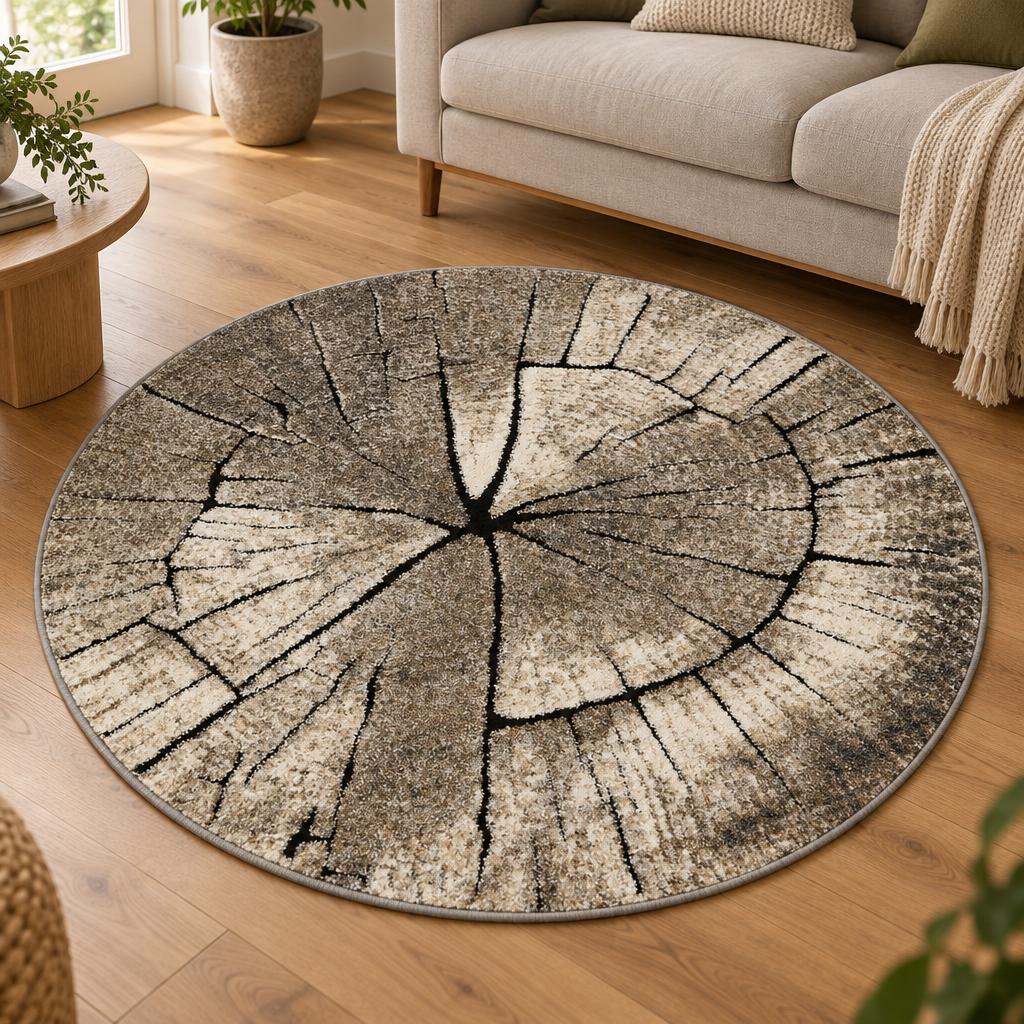 Rond vloerkleed Boomstam Design Grijs met boomstamringen en zwarte scheurlijnen, voor een lichte bank – sfeerimpressie in de woonkamer