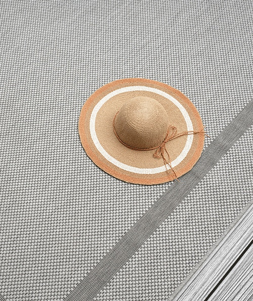 Vloerkleed Maestro Grijs – Vlak Geweven Buitenkleed voor Terras en Balkon – sfeerimpressie op het balkon