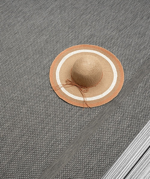 Vloerkleed Maestro Antraciet – Buitenkleed voor Terras, Balkon en Hal – sfeerimpressie in de hal
