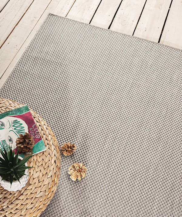 Vloerkleed Maestro Grijs – UV-bestendig Buitenkleed in Sisallook – sfeerimpressie onder een overkapping