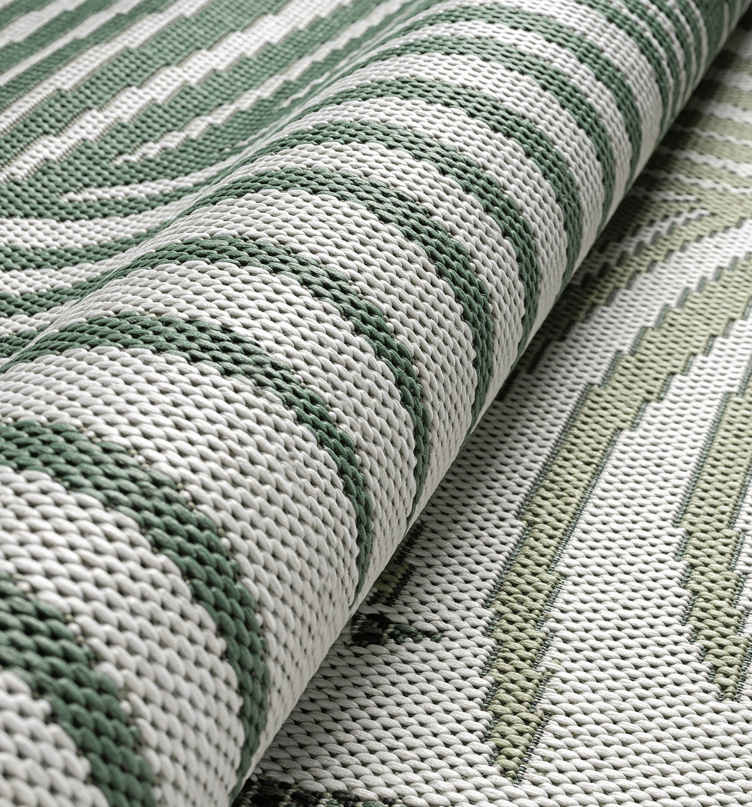 Vloerkleed Maestro Groen – Compact Buitenkleed voor Terras en Tuinhoek – hoek van het kleed op tuintegels