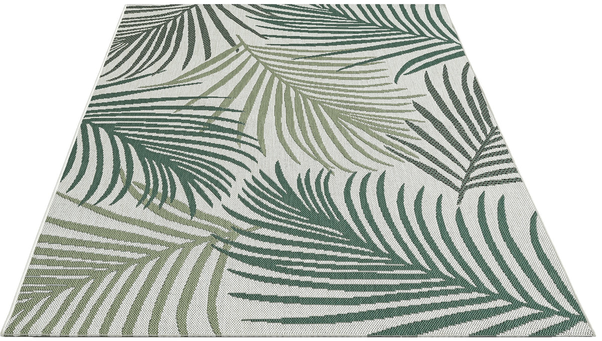Vloerkleed Maestro Groen – Compact Buitenkleed voor Terras en Tuinhoek – sfeerimpressie in een tuinhoek
