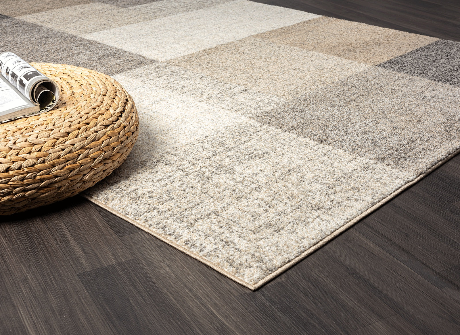 Vloerkleed Thales 6101 Beige – laagpolig en licht van toon – sfeerimpressie onder een salontafel