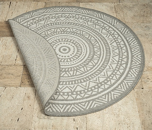 Vloerkleed Maestro Grijs Rond – Weerbestendig Buitenkleed voor de Tuin – sfeerimpressie in een tuinzithoek