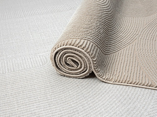 Vloerkleed Sign 1904 Beige – Warme Basis met Geweven Structuur – sfeerimpressie in de eetkamer