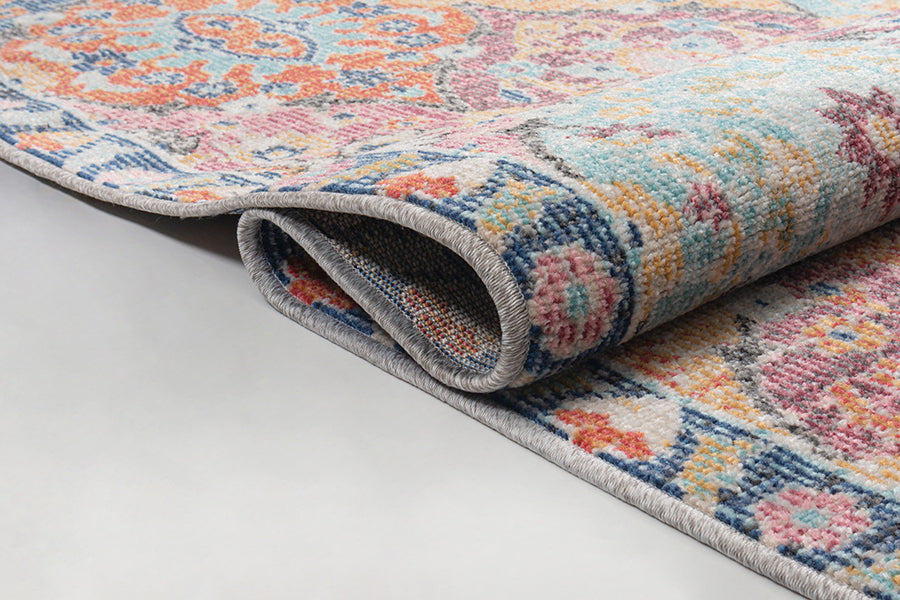 Vloerkleed Salsa Multicolour – Geweven kleurenmix voor buiten – sfeerimpressie op een balkon