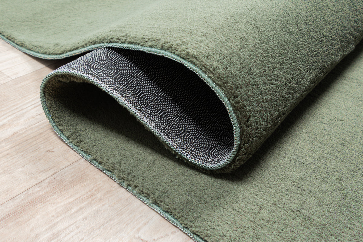 Vloerkleed Loft Washable Bosgroen – Wasbaar Vloerkleed in Donker Bosgroen – sfeerimpressie in de woonkamer