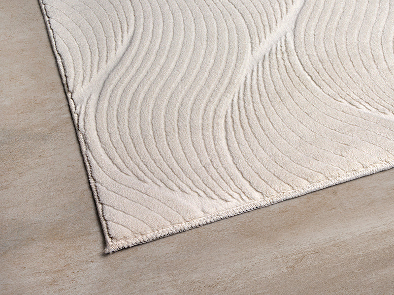 Vloerkleed Stilo 392 Crème – Geweven pool van 8 mm – sfeerimpressie bij de bank