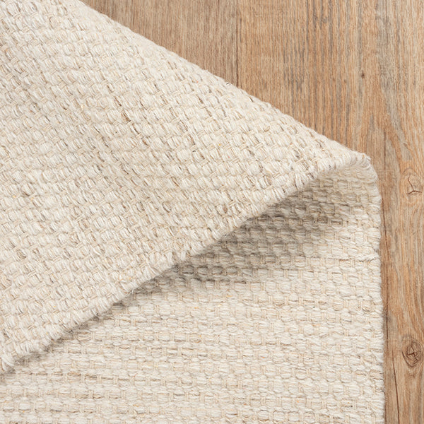 Vloerkleed Scandic Crèmebeige – Scandinavisch platweefsel in wol en katoen – sfeerimpressie onder de eettafel