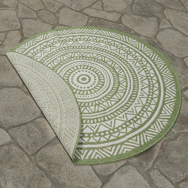 Vloerkleed Maestro Groen Rond – Buitenkleed in 120 en 160 cm – sfeerimpressie onder een ronde tuintafel