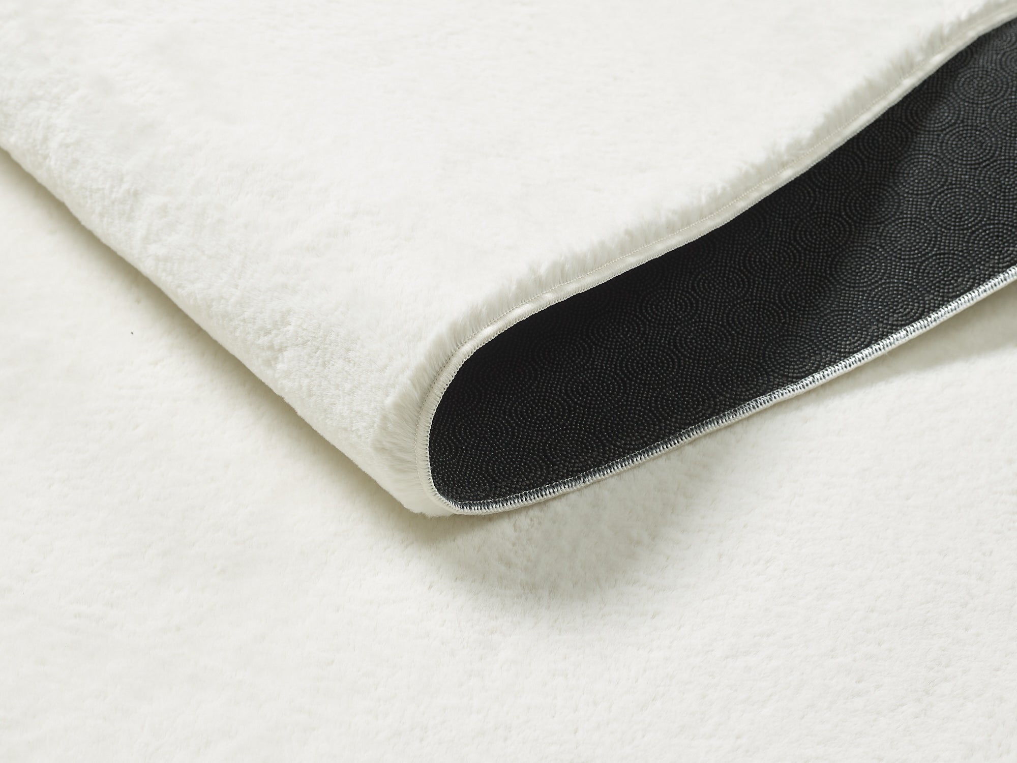 Vloerkleed Cozy Crème – Laagpolig kleed in zeven maten – sfeerimpressie onder de eettafel