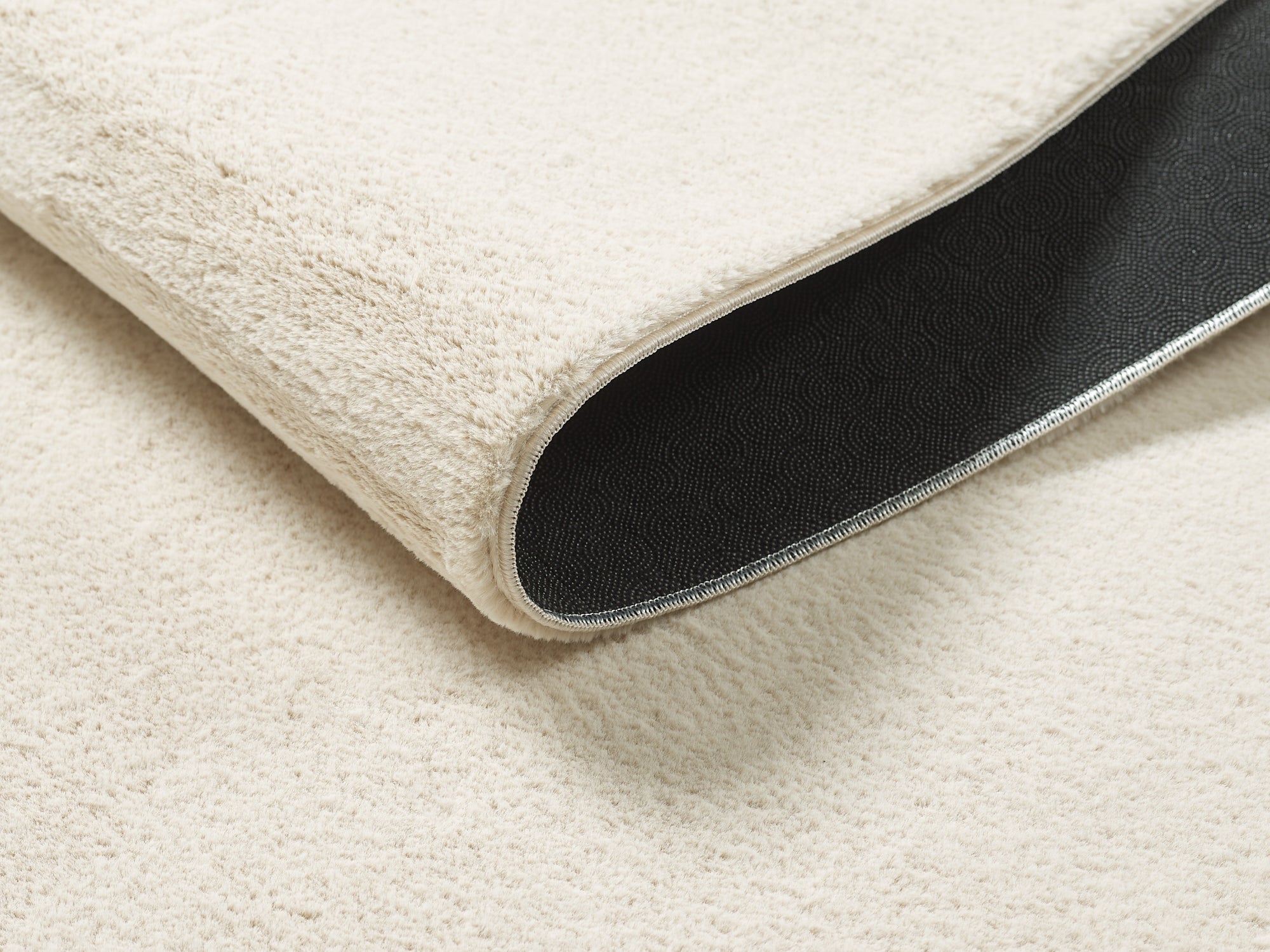 Vloerkleed Cozy Beige – Laagpolig geweven kleed voor woonkamer en hal – sfeerimpressie in de woonkamer
