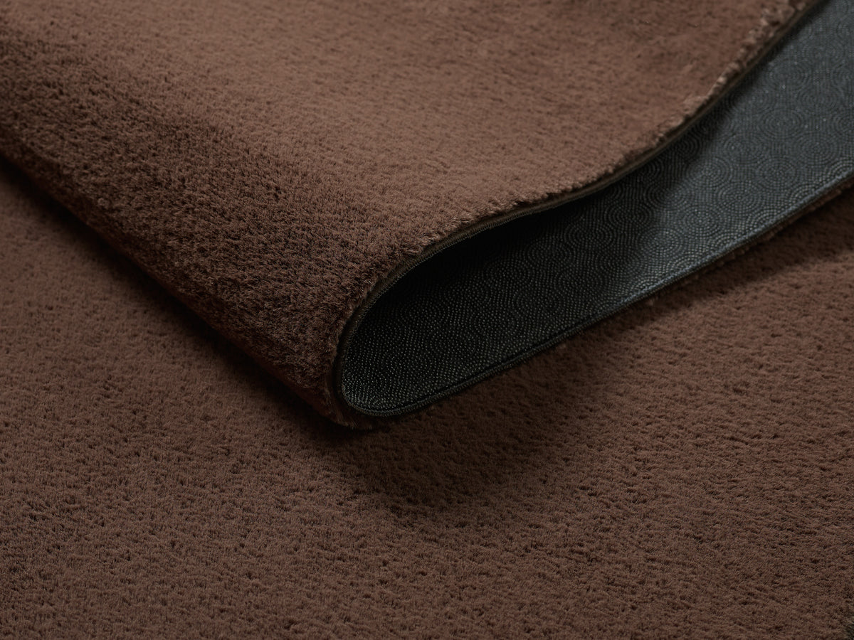 Vloerkleed Cozy Bruin – Warm laagpolig kleed met stevige rugzijde – sfeerimpressie naast de bank