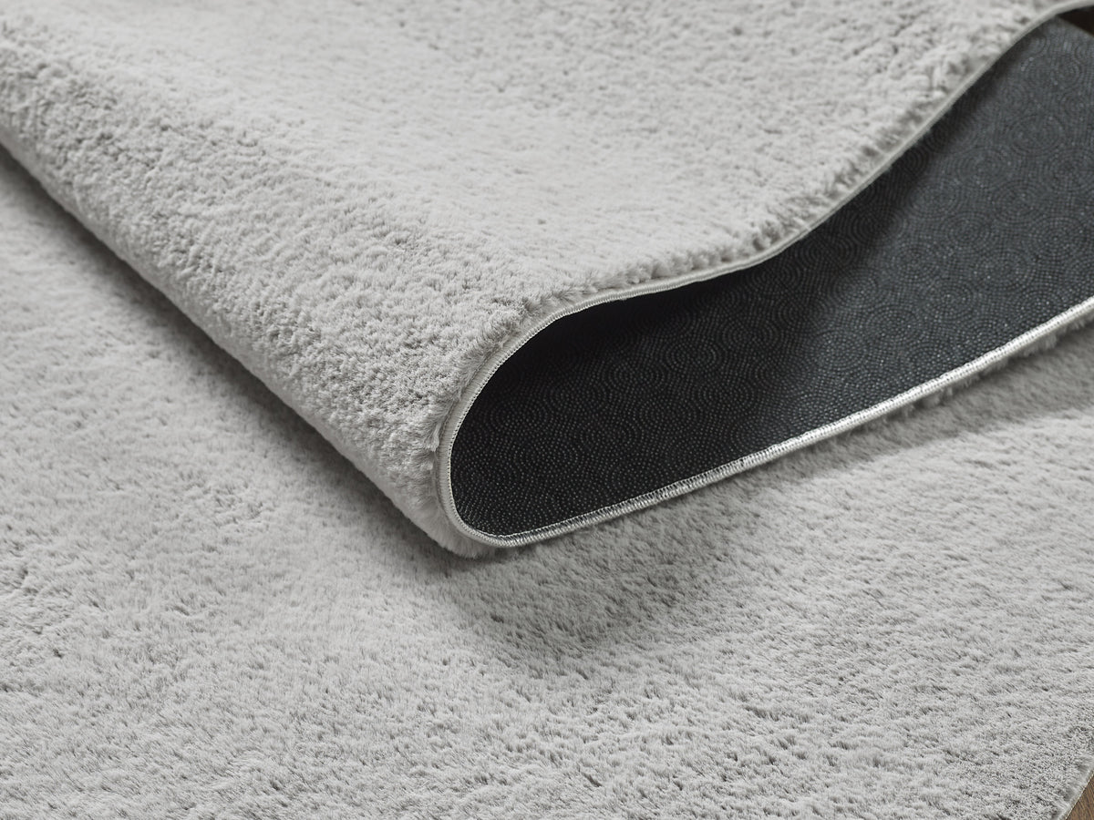 Vloerkleed Cozy Grijs – Neutraal laagpolig kleed met vlakke pool – sfeerimpressie in de woonkamer