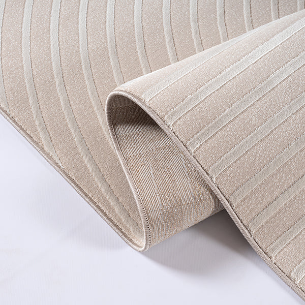 Vloerkleed Studio Beige – Klassiek Randdessin in Warme Zandtint – sfeerimpressie in de woonkamer