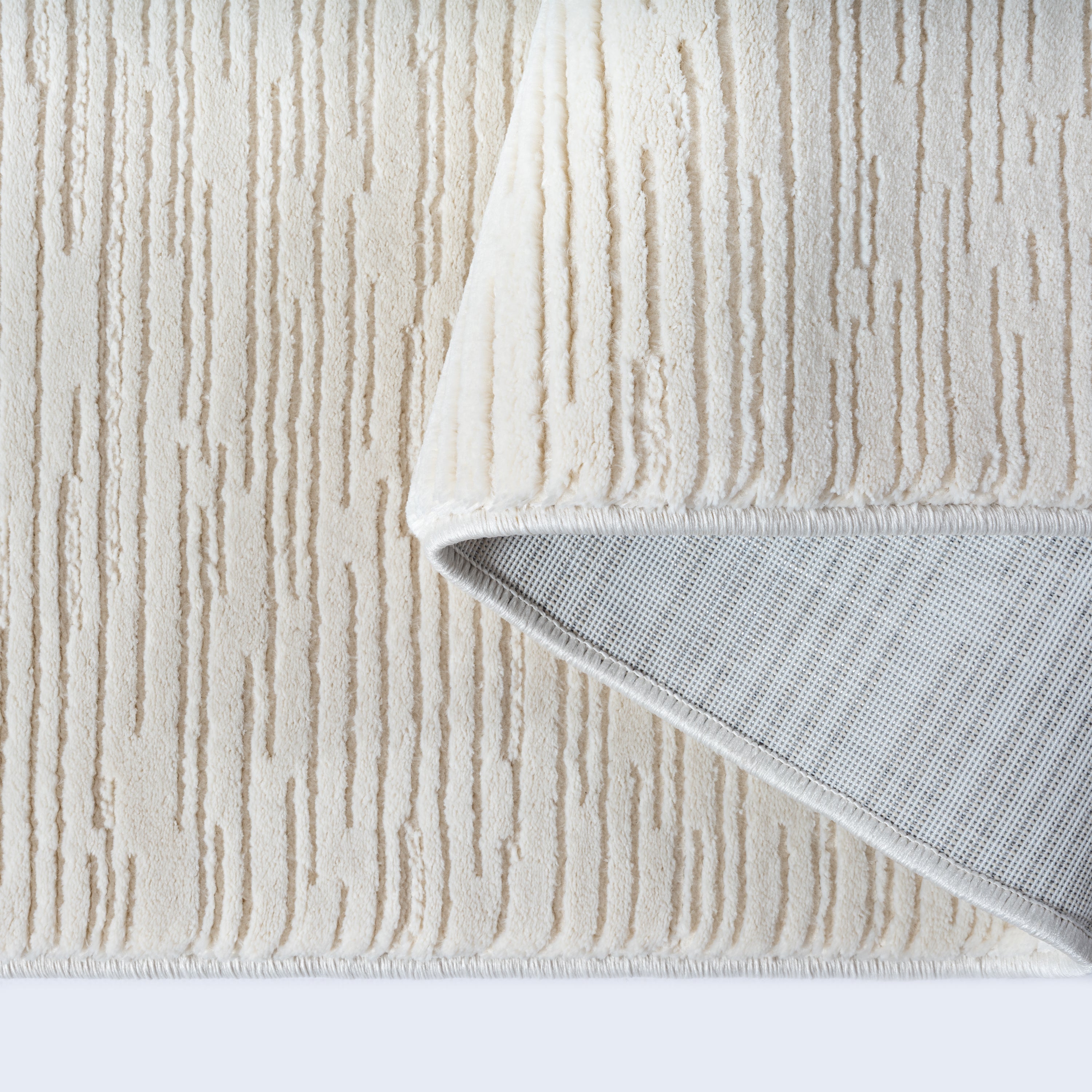 Vloerkleed Sign 1984 Crème – Lichte Basis met Zachte Reliëfpool – sfeerimpressie in de slaapkamer