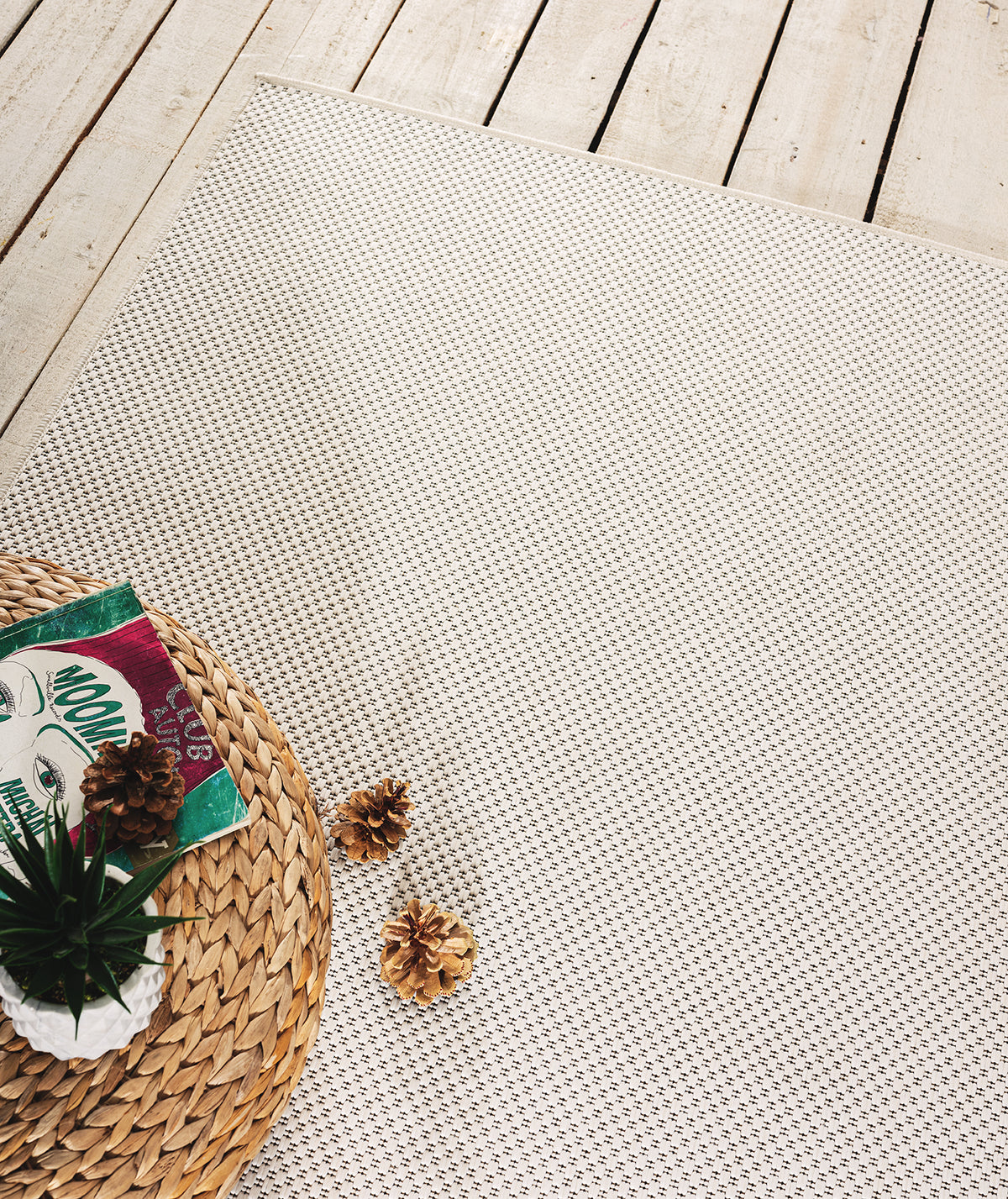 Vloerkleed Maestro Crème – Waterafstotend Buitenkleed met Vlakke Weving – sfeerimpressie op een terras met tuinset
