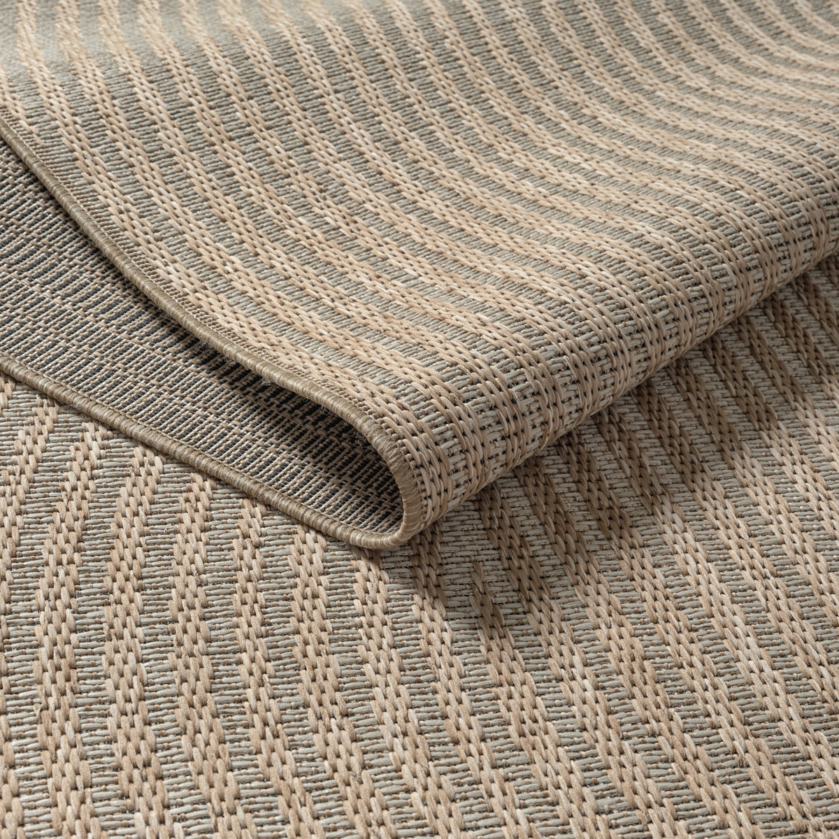 Vloerkleed Maestro Beige – Licht Buitenkleed met Stevige Sisalstructuur – sfeerimpressie onder een overkapping