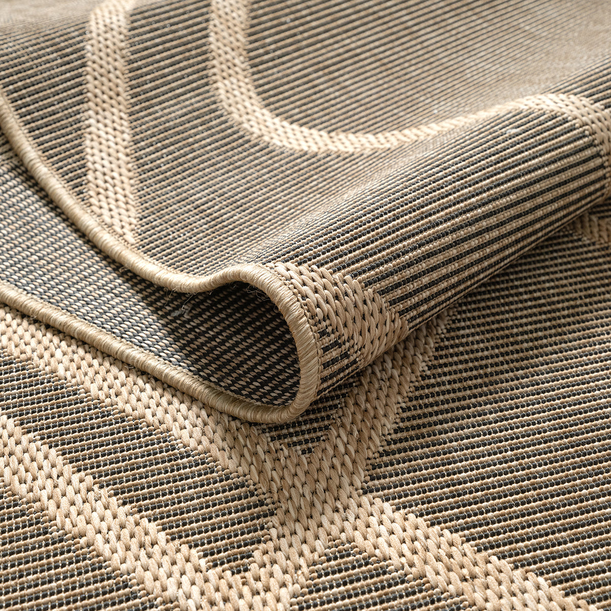 Vloerkleed Maestro Zwart – Strak Buitenkleed met Vlakke Weving – sfeerimpressie op het terras