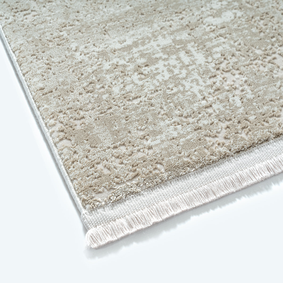 Vloerkleed Fabia Beige 171 – Dicht Geweven Laagpolig met 7 mm Pool – sfeerimpressie in de slaapkamer
