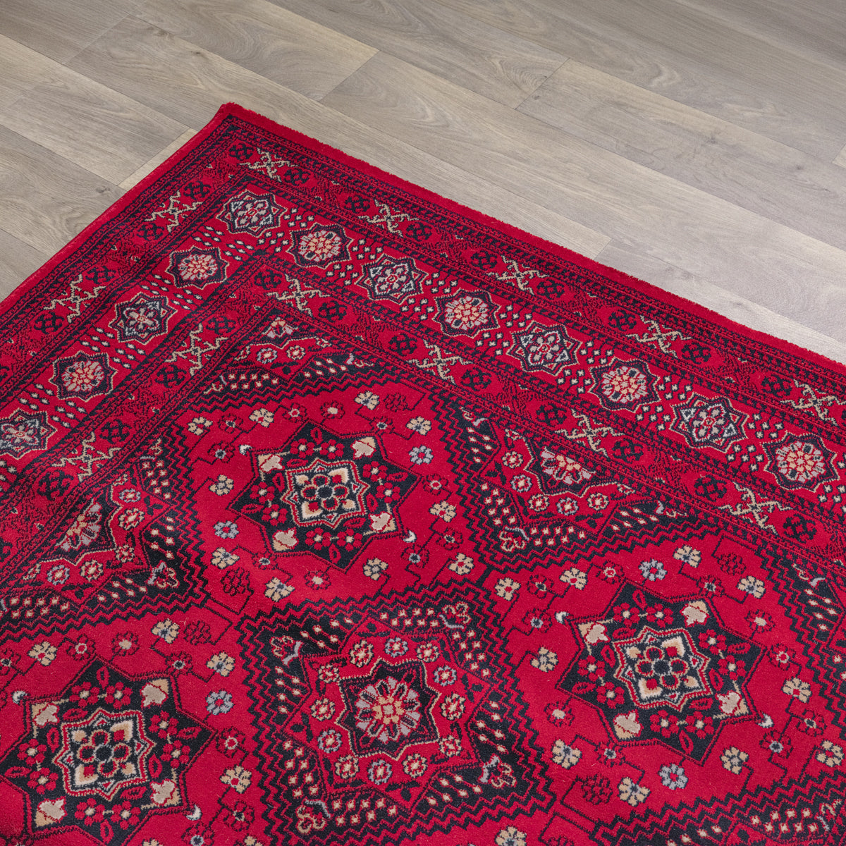 Vloerkleed Dubai Deluxe 56286 Rood – Dicht Geweven Laagpolig Kleed – detail van het weefsel