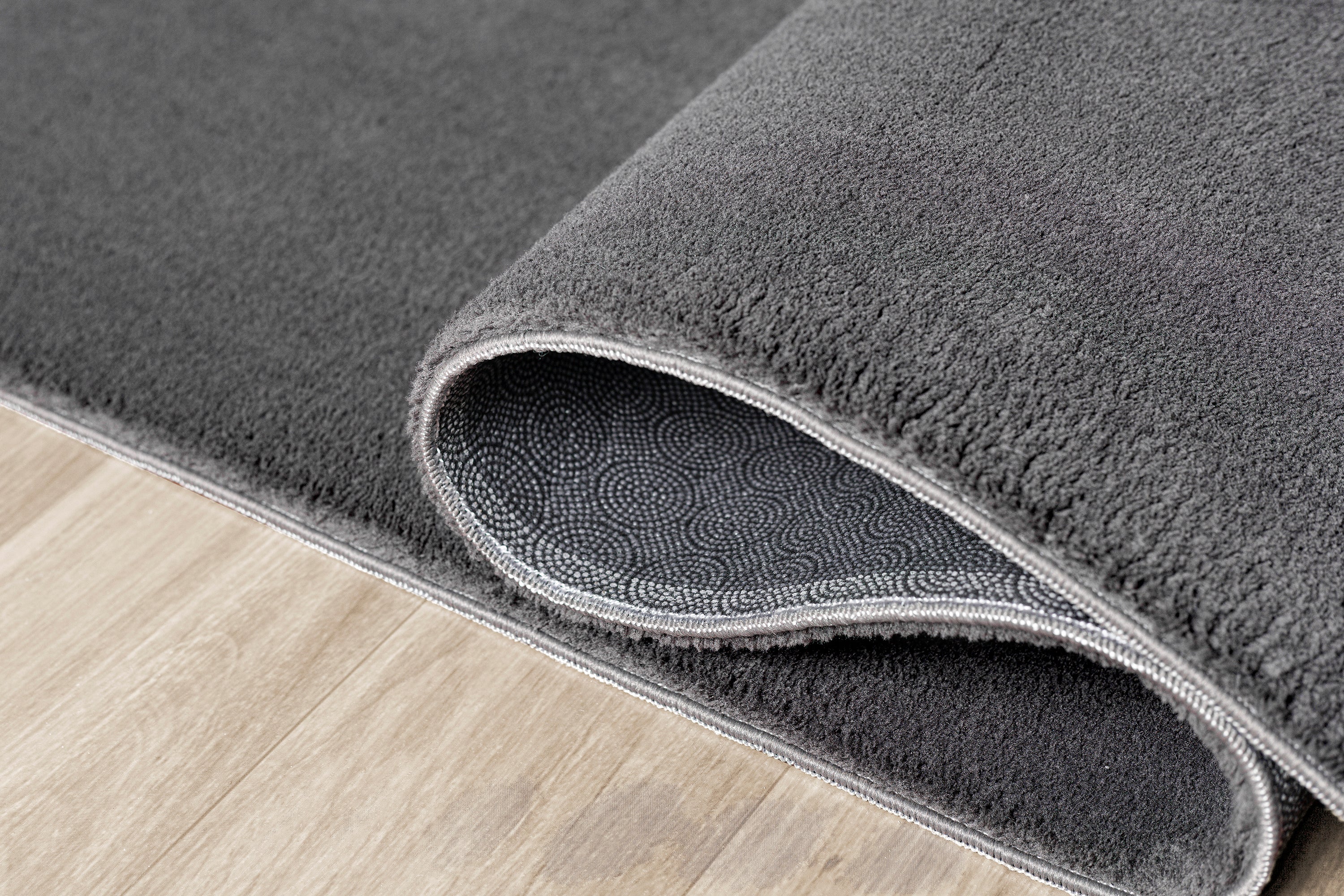 Vloerkleed Loft Washable Antraciet – Wasbaar Vloerkleed in Donkergrijze Tint – sfeerimpressie in de woonkamer