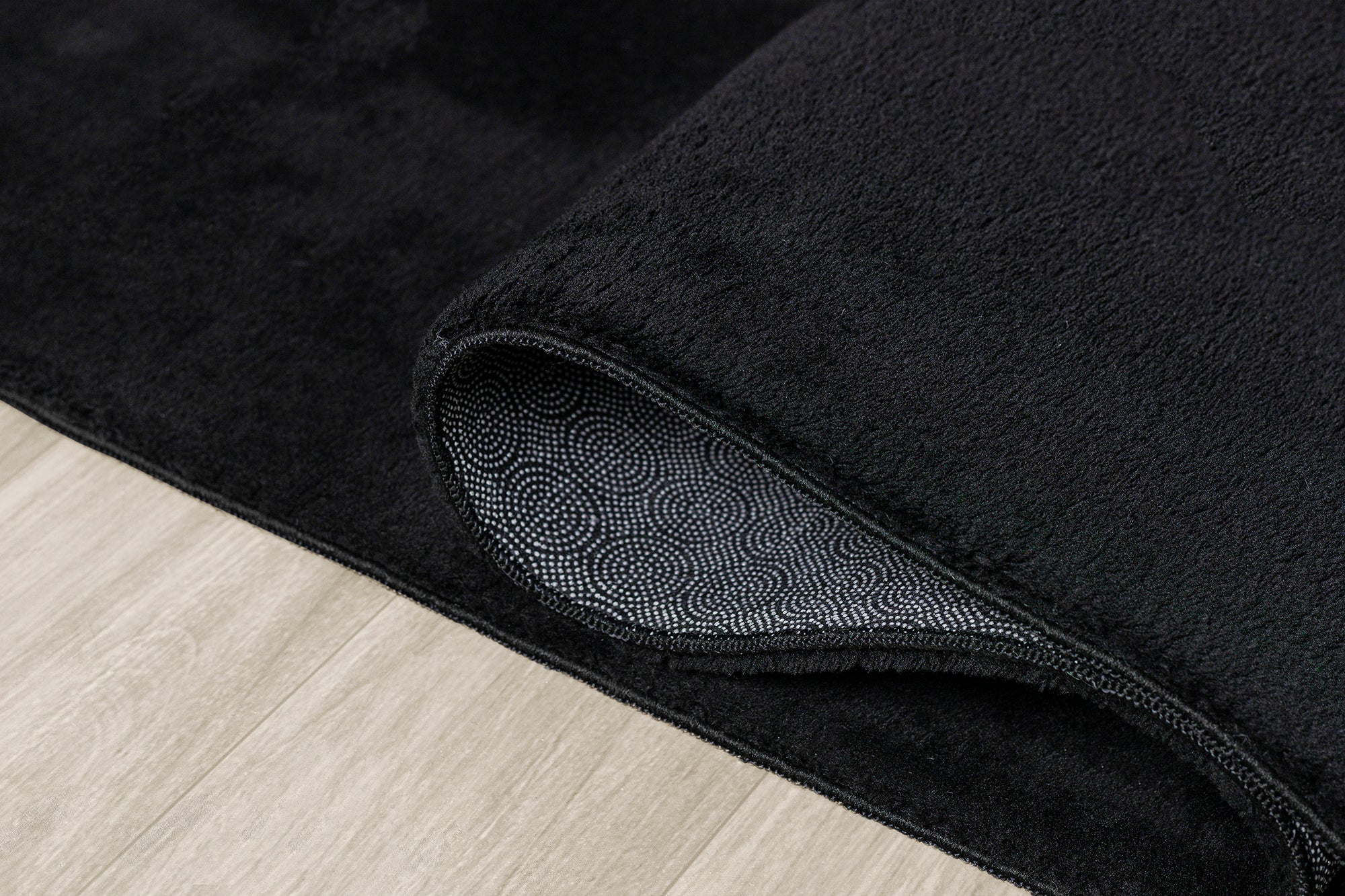 Vloerkleed Loft Washable Zwart – Wasbaar Vloerkleed in Diep Zwart – sfeerimpressie in de woonkamer