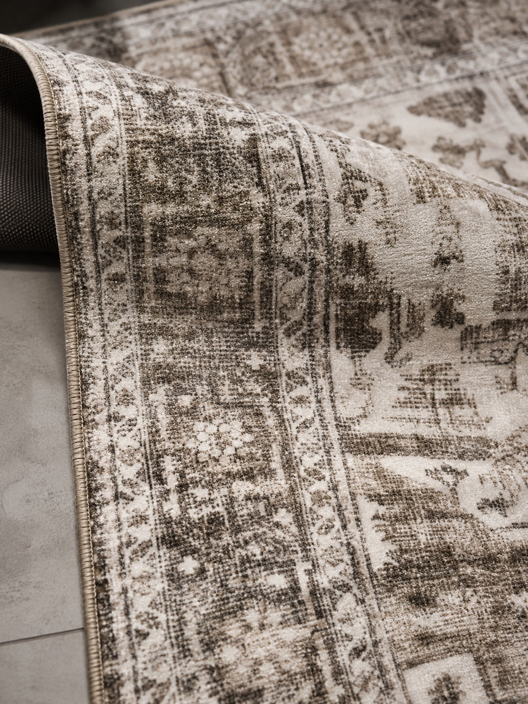 Vloerkleed Aria 3202 Beige – Licht Kleed van 100% Polyester – detail van de pool en de rand
