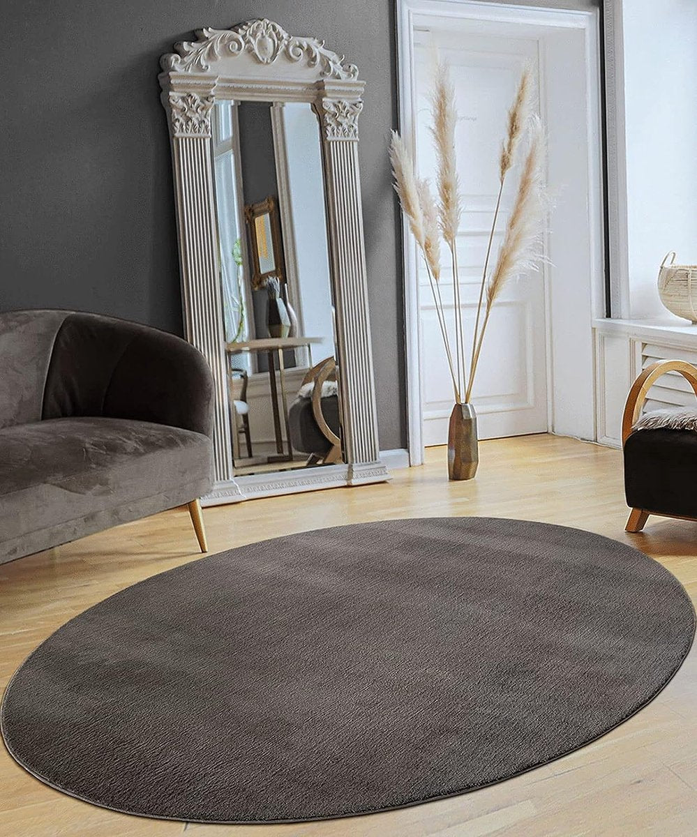 Karpet24 Loft – Luxe, Fluweelzacht Effen Vloerkleed in Antraciet, Modern & Stijlvol — sfeerbeeld interieur