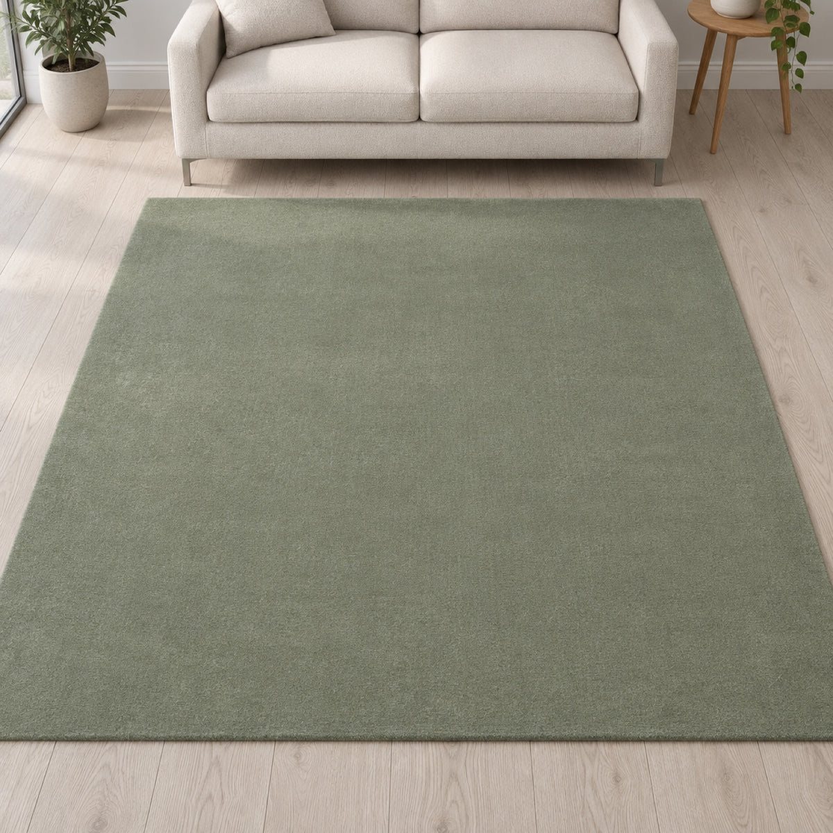 Karpet24 Loft – Luxe, Fluweelzacht Effen Vloerkleed in Donkergroen, Modern & Stijlvol – sfeerimpressie in de woonkamer