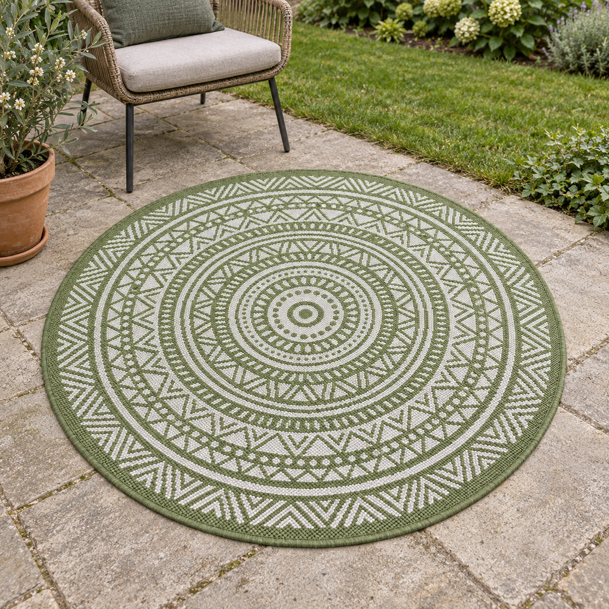 Maestro groen – rond buitenkleed op een tuin terras