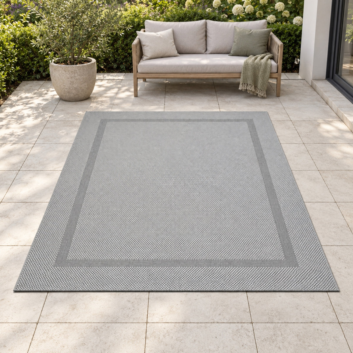 Karpet24 Sisal – Modern Laagpolig Vloerkleed voor Binnen & Buiten in Grijs – sfeerimpressie op het terras
