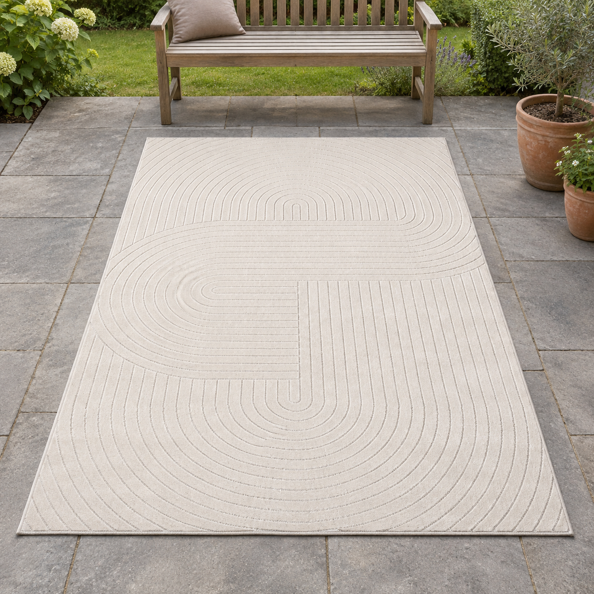 Tenerife Plus 54221 crème – rechthoekig vloerkleed op een tuin terras