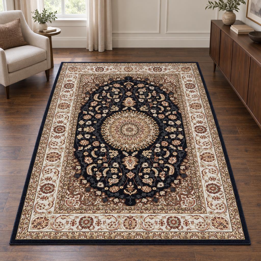 Klassiek vloerkleed Dubai Deluxe 56253 Blauw met donkerblauw medaillonveld en brede crème bloemenrand naast een fauteuil – sfeerimpressie in de woonkamer