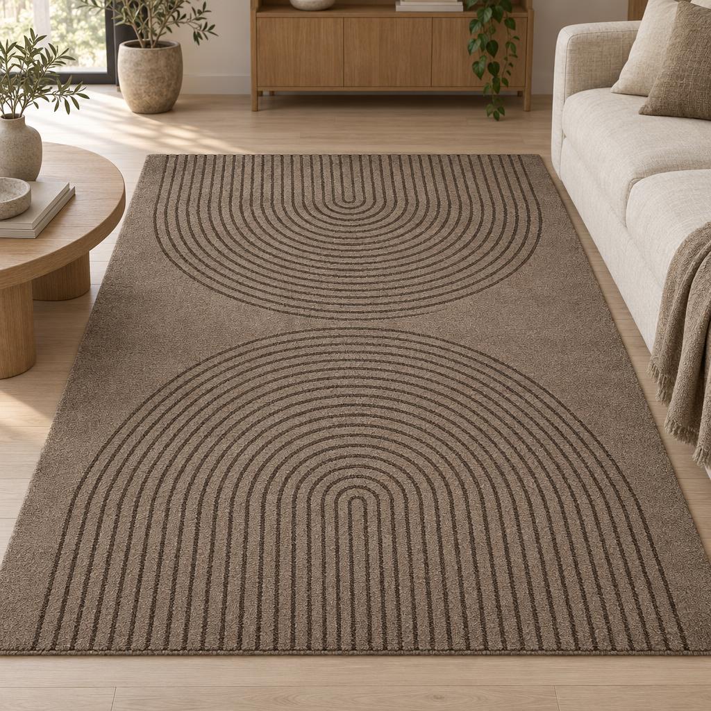 Vloerkleed Eclipse 2320 Bruin met donkerbruine cirkelbogen naast een eiken salontafel – sfeerimpressie in de woonkamer