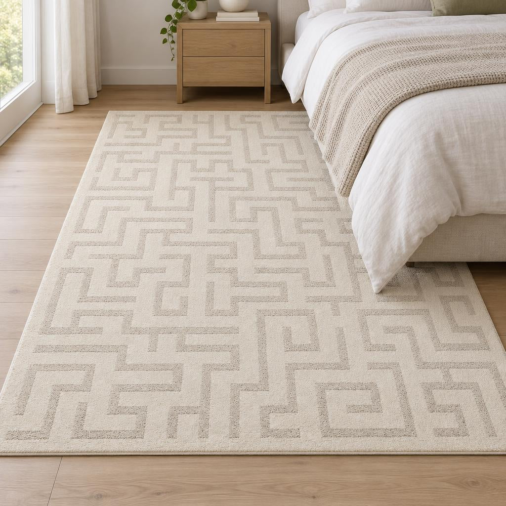 Vloerkleed Eclipse 2455 Crème met doolhofpatroon in reliëf, deels onder het bed – sfeerimpressie in de slaapkamer