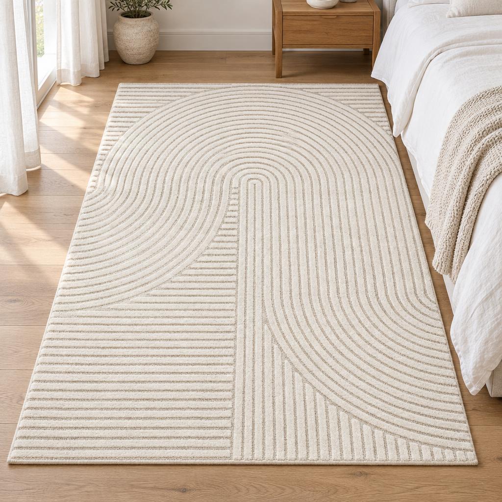 Vloerkleed Elio 2251 Crème met golvend lijnenreliëf naast het bed – sfeerimpressie in de slaapkamer