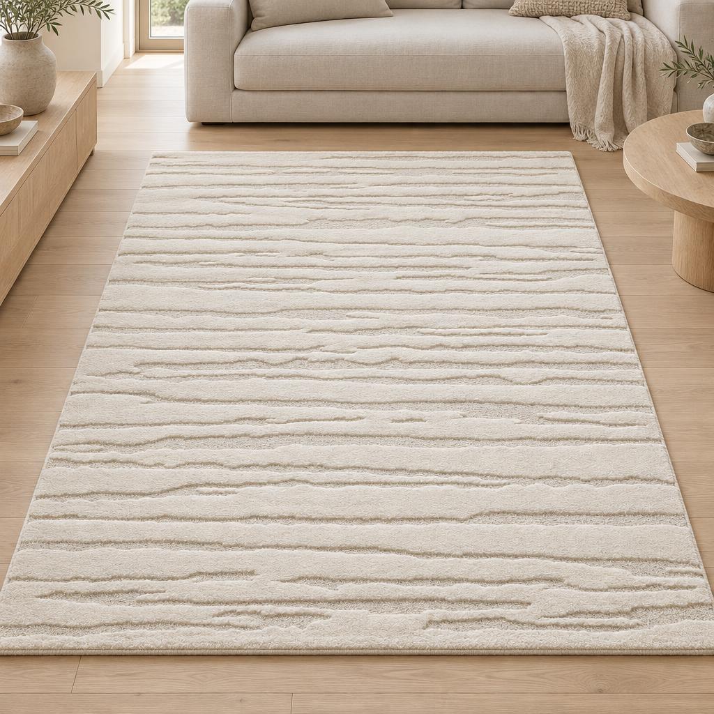 Vloerkleed Elio 2257 Crème met onregelmatig streepreliëf voor een linnen bank – sfeerimpressie in de woonkamer