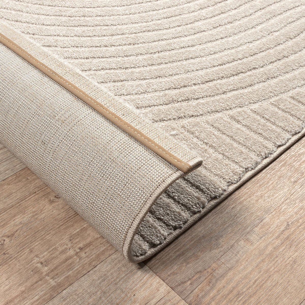 Vloerkleed Elio – Japandi Stijl met Moderne Lijnen in Beigekleurige Neutrale Tinten — sfeerbeeld in interieur
