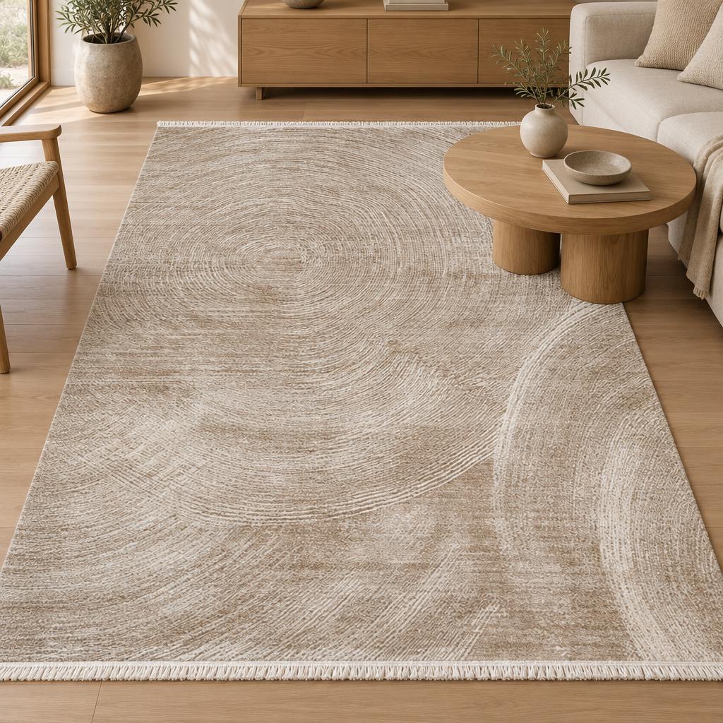 Vloerkleed Flowline 52074 Beige met grote cirkelvormige lijnen in ivoor bij een ronde eiken salontafel – sfeerimpressie in de woonkamer