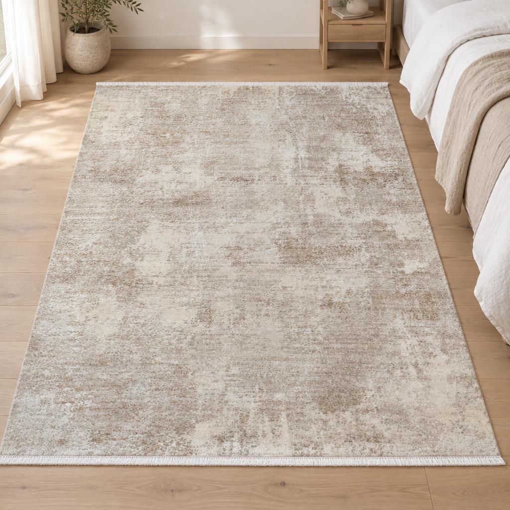 Vloerkleed Flowline 52075 Beige met gewassen abstract dessin in ivoor en zand naast het bed – sfeerimpressie in de slaapkamer