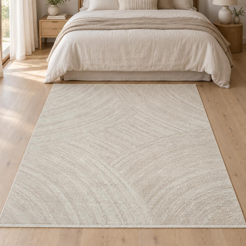 Laagpolig vloerkleed Flowline 52096 Beige met subtiel boogmotief aan het voeteneind van het bed – sfeerimpressie in de slaapkamer