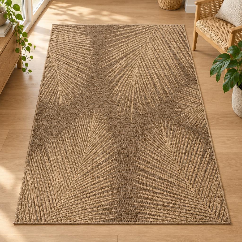 Vloerkleed Kenzy 5028 Naturel in sisallook met lichte palmbladeren op een bruine basis – sfeerimpressie in de woonkamer