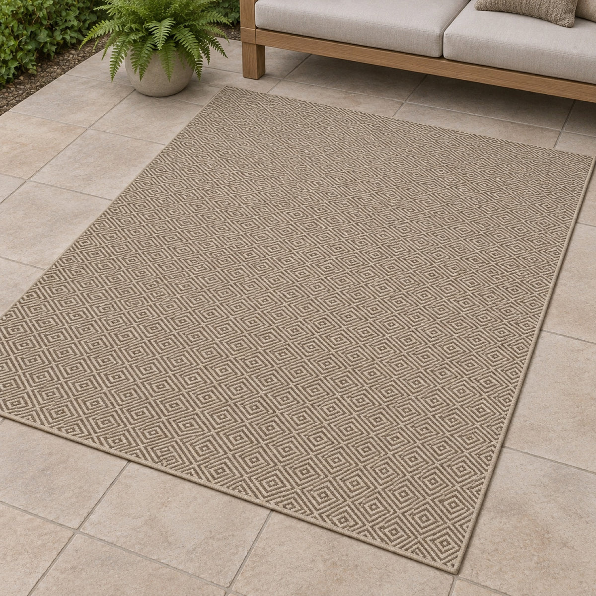 Vloerkleed Kenzy – Geschikt voor Binnen en Buiten – Natuurlijk Ruitmotief – Beige Bruin – sfeerimpressie op het terras