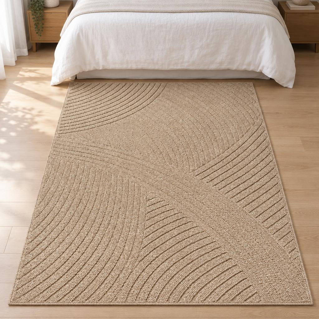 Vloerkleed Kos 7218 Naturel met gebogen lijnen in reliëf aan het voeteneind van het bed – sfeerimpressie in de slaapkamer