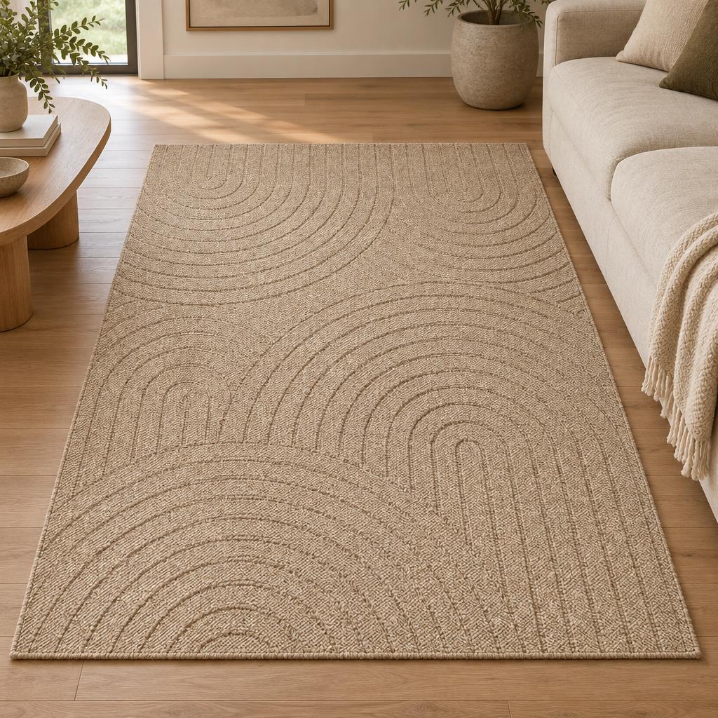 Vloerkleed Kos 7220 Naturel met boogpatroon in reliëf naast een linnen bank – sfeerimpressie in de woonkamer