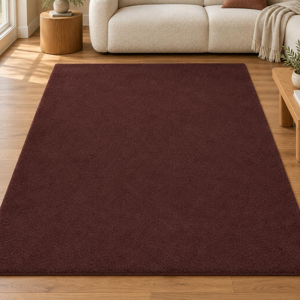 Effen bordeauxrood vloerkleed Loft Washable met zachte korte pool voor een crème bouclé bank – sfeerimpressie in de woonkamer
