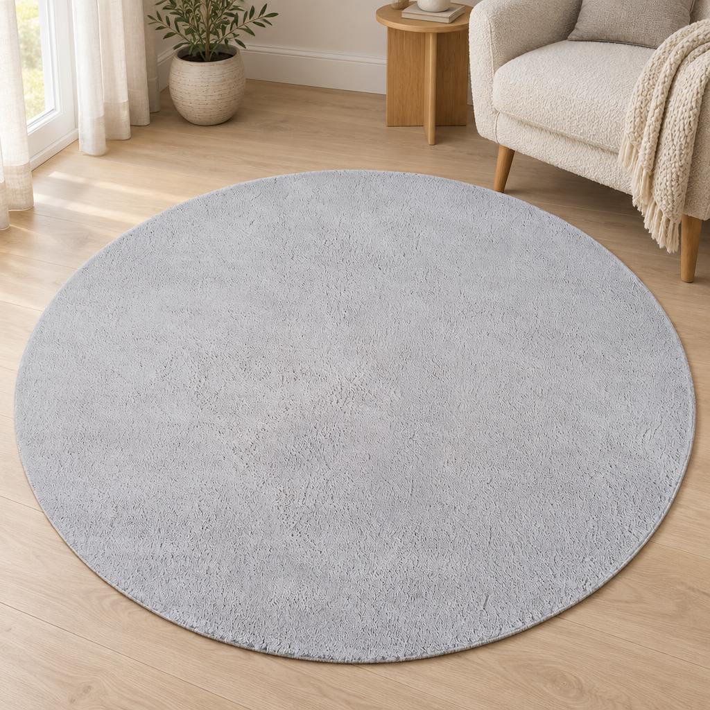 Rond vloerkleed Loft Washable Grijs, effen zilvergrijs en wasbaar, in een leeshoek met fauteuil – sfeerimpressie in de woonkamer