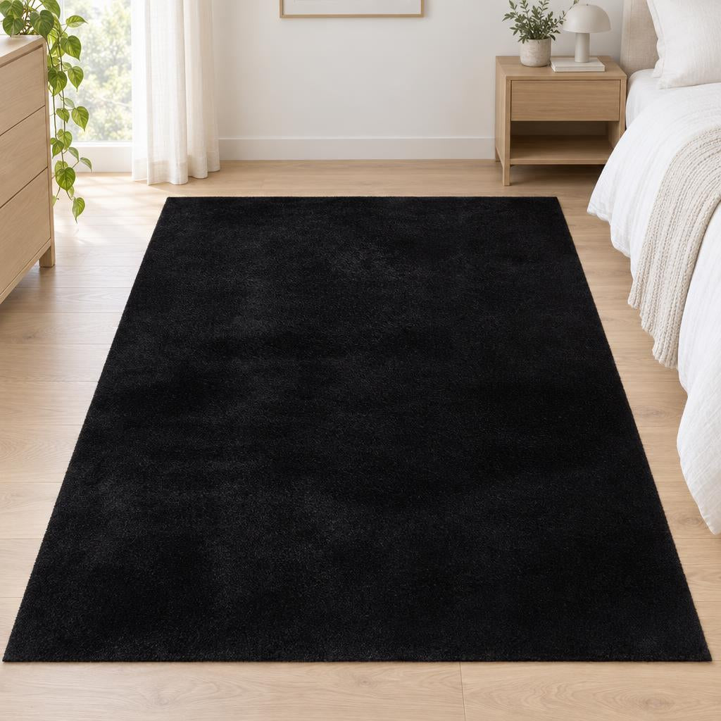 Vloerkleed Loft Washable Zwart, effen wasbaar kleed met zachte pool, naast het bed – sfeerimpressie in de slaapkamer