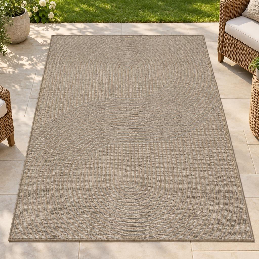 Vloerkleed Maestro Beige in sisallook met subtiel boogreliëf tussen rieten stoelen – sfeerimpressie op het terras